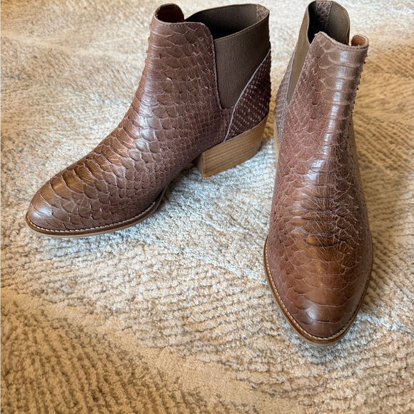 Jonak Paris Elegant Brown Textured Ankle Booties - Picture 3 of 6